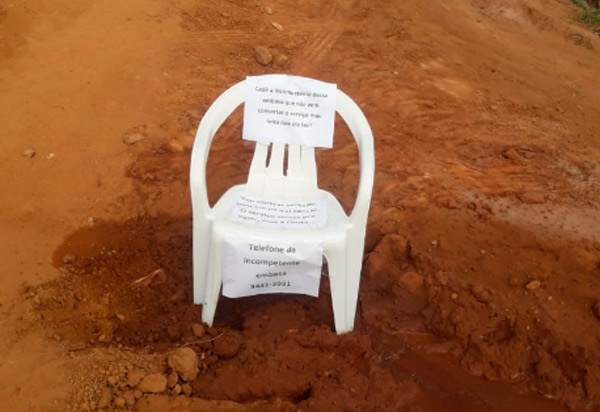 Brumado: vazamento em rede de esgoto no Bairro Olhos D'água causa transtornos; popular afirma que Embasa foi acionada e não resolve o problema 