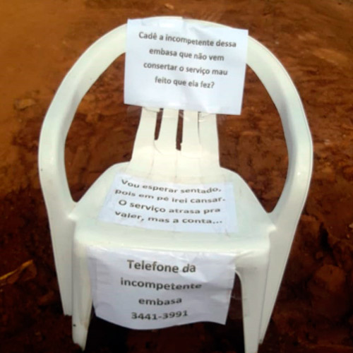 Brumado: vazamento em rede de esgoto no Bairro Olhos D'água causa transtornos; popular afirma que Embasa foi acionada e não resolve o problema 