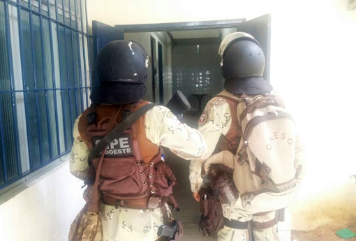 Brumado: presos tentam fugir da carceragem; polícia apreende celulares, armas brancas e corda que seria utilizada na fuga