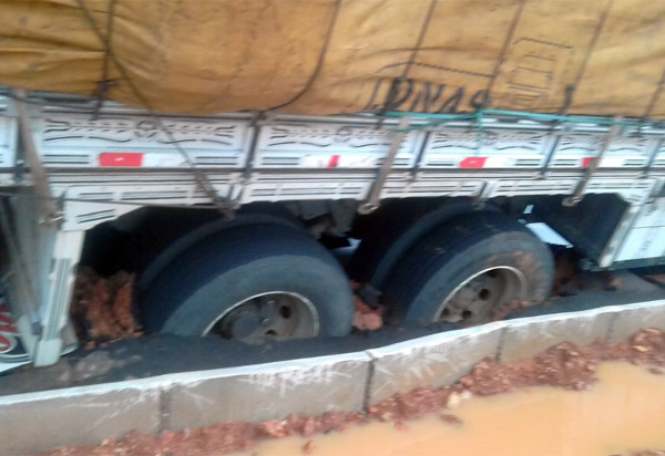 Brumado: caminhão atola em rotatória construída pela prefeitura na BR-030 com acesso a comunidade do tamburil