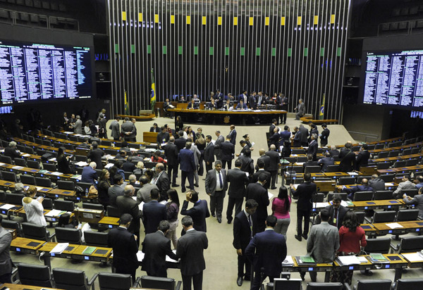 Câmara dos Deputados aprova permissão para municípios estourarem limite de gastos com pessoal