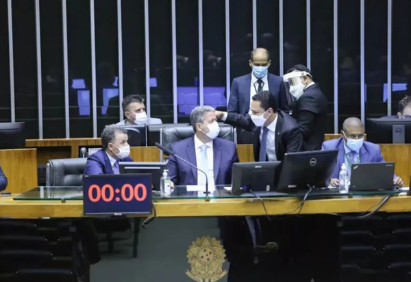 Câmara dos Deputados revoga uso obrigatório de máscara na Casa