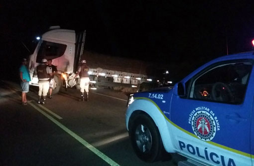 Motorista perde controle de caminhão que vai parar dentro de canteiro da rotatória da BR-030