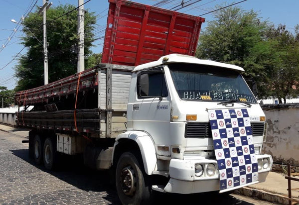 Brumado: Polícia Militar encaminha para a delegacia caminhão com divergência em seus sinais identificadores