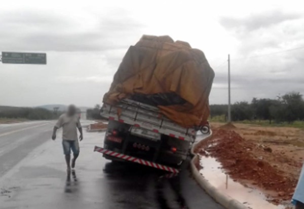 Brumado: caminhão atola em rotatória construída pela prefeitura na BR-030 com acesso a comunidade do tamburil