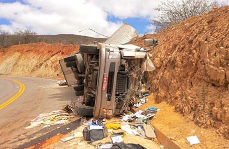 Rio de Contas: Caminhão tomba na BA-148, motorista morreu