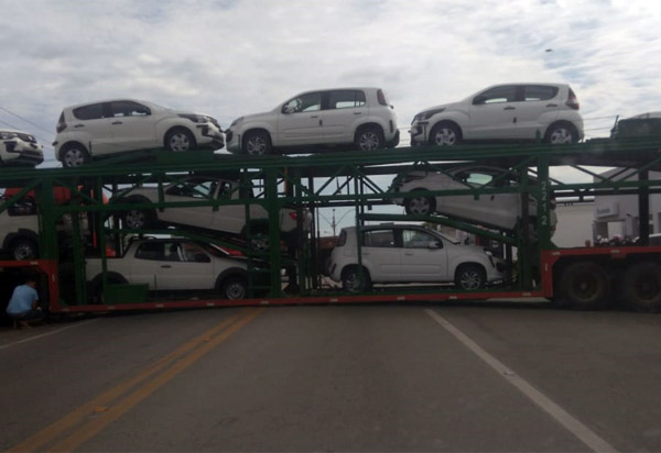 Brumado: ao realizar manobra, caminhão-cegonha fica 'preso' meio a Avenida Centenário