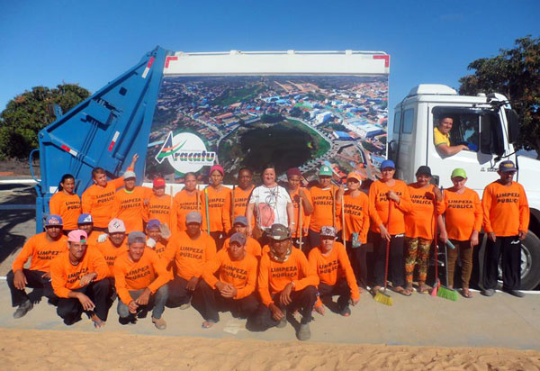 Aracatu: Prefeitura entrega caminhão coletor de lixo para a população e novos uniformes para os funcionários de limpeza pública