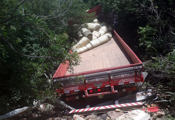 Caminhão carregado de lonas caiu em ribanceira na BA-148