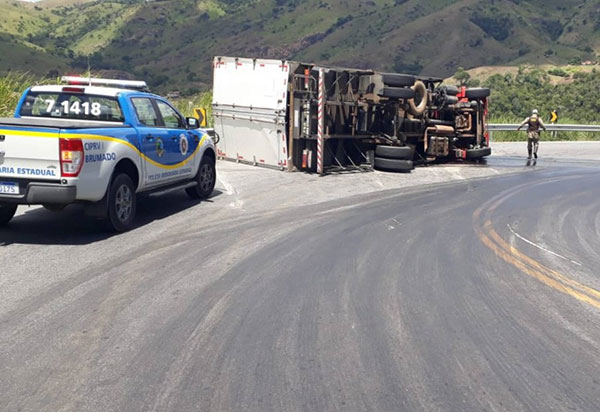 Vitória da Conquista: Caminhão tombou na Serra do Marçal