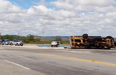 BRUMADO: CAMINHÃO TOMBA NO TREVO DA BA-262