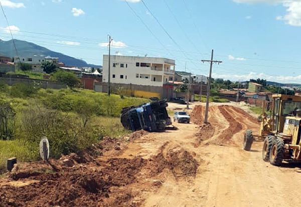 Brumado: caminhão carregado com limão tomba no bairro Esconso