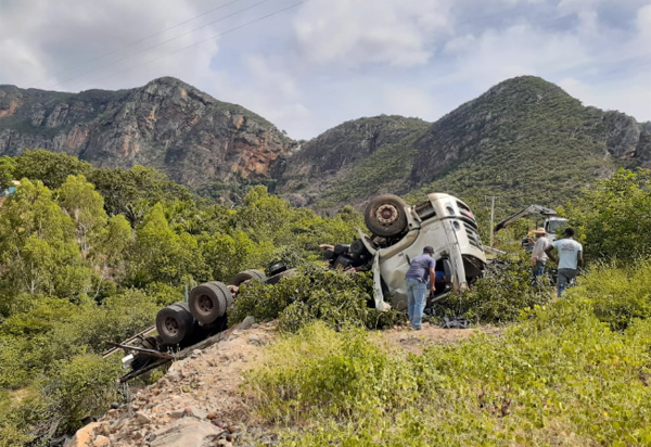 Caminhão carregado com manga tombou na Serra das Almas, em Livramento