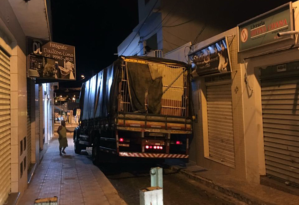 Brumado: motorista de caminhão trafega por local proibido e causa estragos no centro da cidade