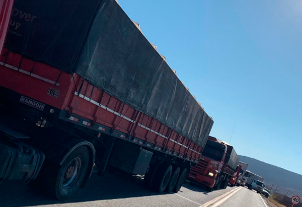 Brumado: Caminhoneiros bloqueiam BA-262 e BR-030