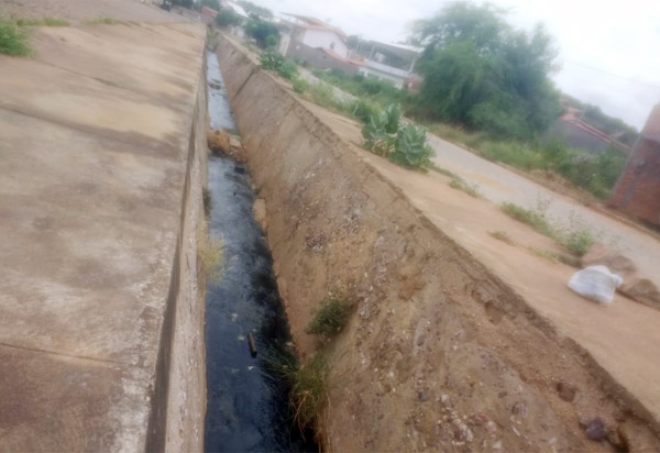 Brumado: moradores dizem que após obra da prefeitura, córrego virou esgoto à céu aberto 