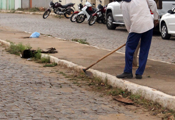 Prefeitura de Brumado inicia os serviços de limpeza e a capina das ruas da cidade