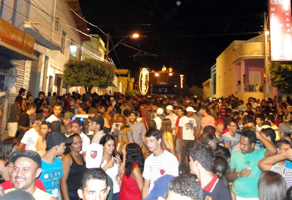 Seis em cada dez consumidores brasileiros devem cair na folia durante o Carnaval