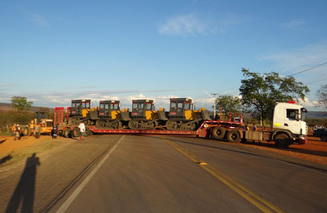 BRUMADO: CARRETA FICA PRESA NO ASFALTO DA BA-262