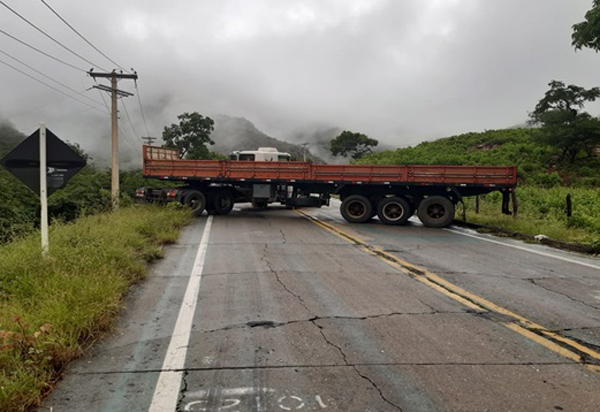 Carreta quebra e interdita BA-148, trecho da Serra das Almas, em Rio de Contas