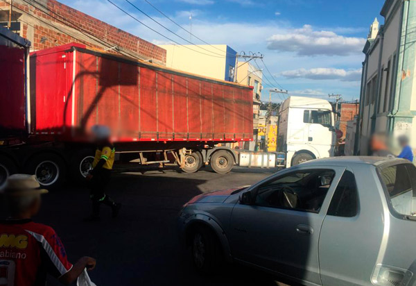 Carreta de 30m obstrui via após motorista não conseguir fazer curva no centro de Brumado