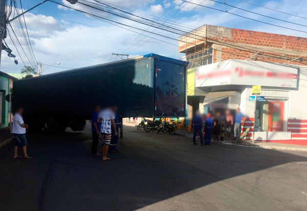 Carreta de 30m obstrui via após motorista não conseguir fazer curva no centro de Brumado