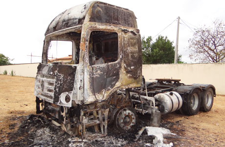 Brumado: Carreta foi incendiada durante madrugada