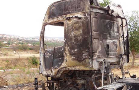 Brumado: Carreta foi incendiada durante madrugada