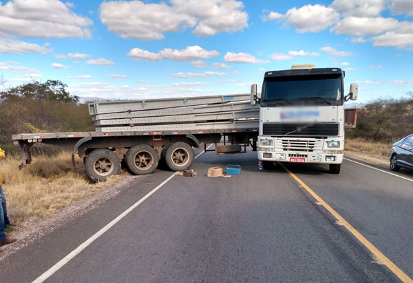 BA 148: Caminhão desengrena e por pouco não atinge condutor