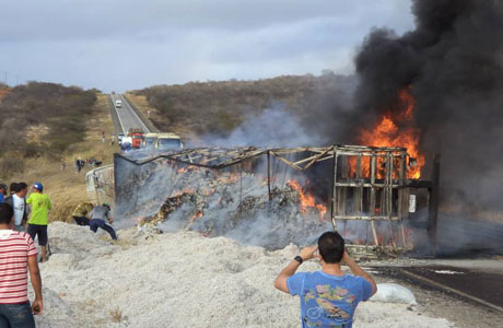 Aracatu: Carreta carregada com sementes de algodão pega fogo