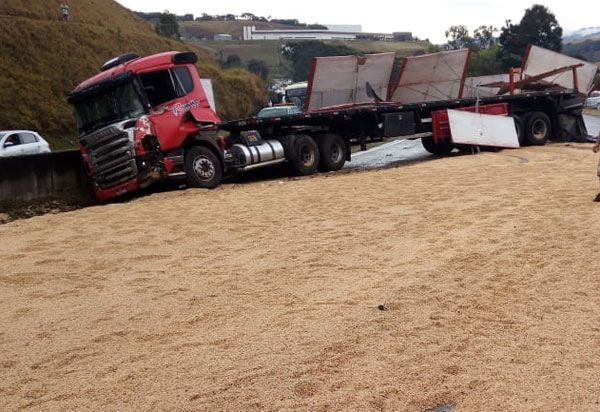 Carreta de Brumado carregada com soja tombou na rodovia Fernão Dias em Extrema (MG) 