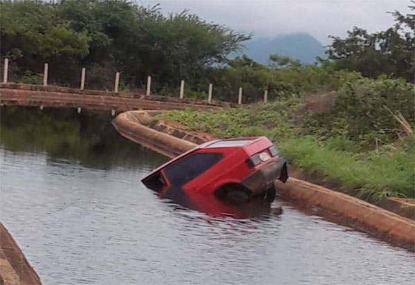 Carro cai dentro do canal de irrigação em Livramento de Nossa Senhora