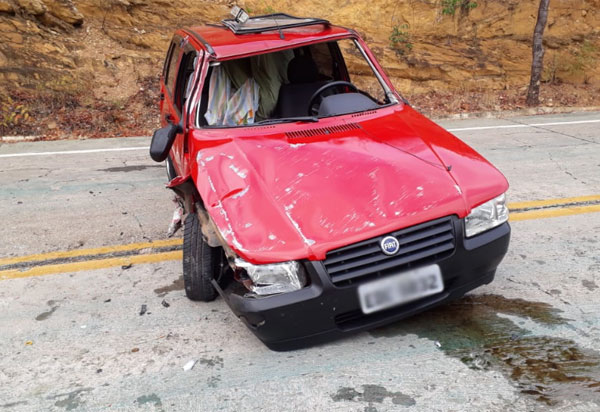 Livramento: Carro capota próximo ao balneário municipal trecho da BA-148