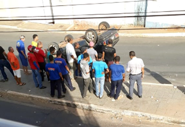Brumado: motorista perde controle da direção e capota carro na Avenida João Paulo I