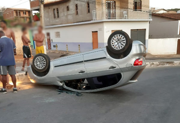 Brumado: motorista perde controle da direção de carro e capota em rotatória da Av. João Paulo I