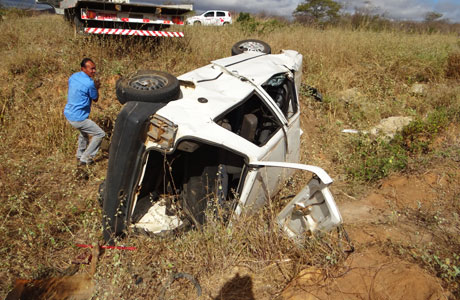 Brumado: Carro capota na BA-262