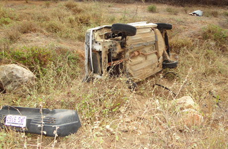 Brumado: Carro capota na BA-262