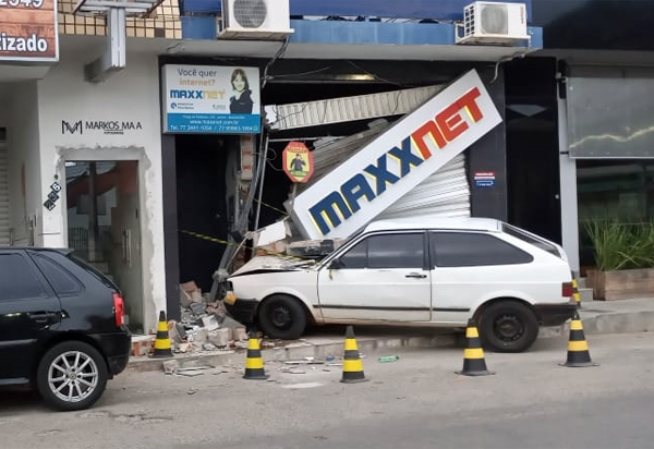 Brumado: Motorista perde controle de veículo e colide contra provedor de internet