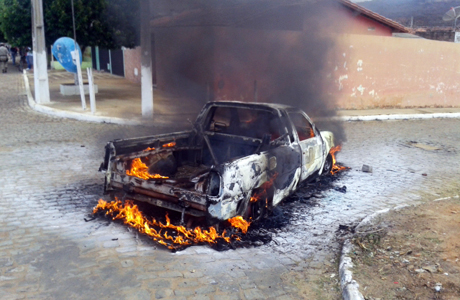 Brumado: Após carro ser incendiado por bandidos, polícia realiza buscas aos autores do crime 