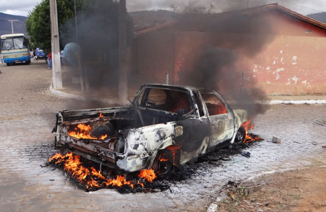 Brumado: Carro é incendiado em represália a morte de bandido