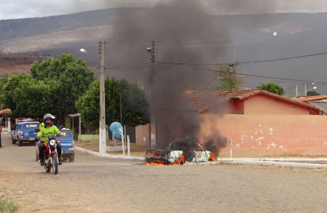 Brumado: Carro é incendiado em represália a morte de bandido