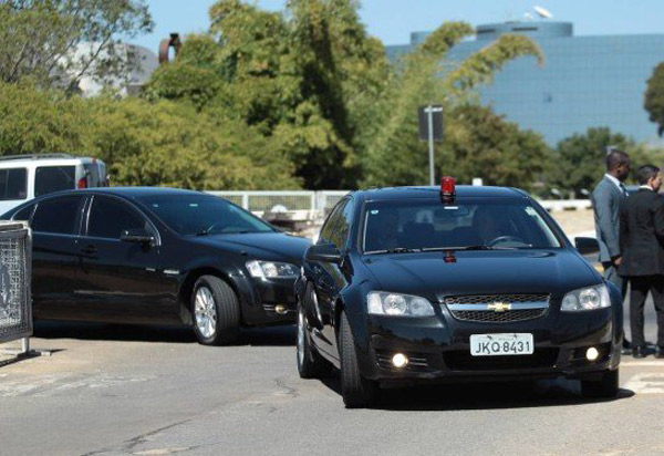 Governo Federal vai comprar carros que resistem a disparos de submetralhadora para escolta de Jair Bolsonaro