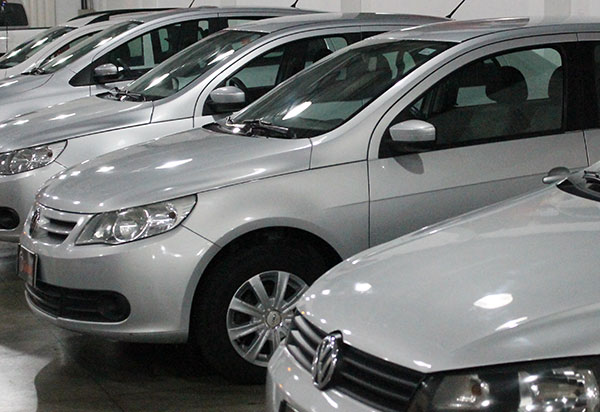 Emplacamento de automóveis e de veículos leves tem queda de 17,85%