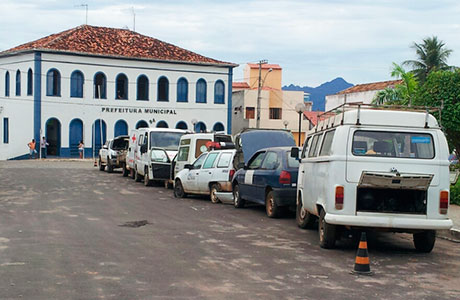 Livramento de Nossa Senhora: Prefeitura expõe veículos danificados pela gestão anterior