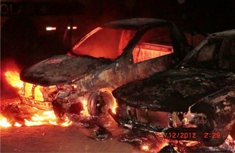 TANQUE NOVO: CARROS DA PREFEITURA SÃO INCENDIADOS