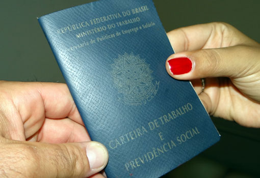 Desemprego cai para 12% no trimestre encerrado em novembro, mostra IBGE