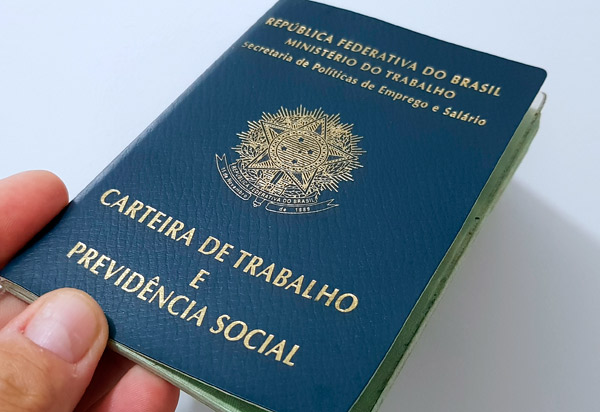 Proposta do governo Bolsonaro prevê idade mínima de 62 para aposentadoria de homens e 57 para mulheres em 2022