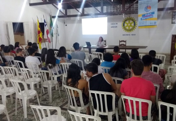Casa da Amizade promoveu em Brumado palestra com a Teen Coach Daniella Ataíde