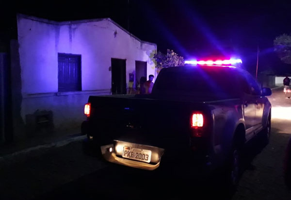 Casa pega fogo em Livramento e populares se unem para tentar conter as chamas