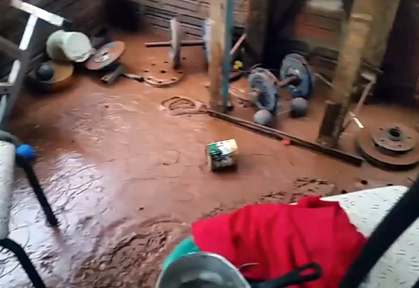 Correnteza invade casa e carro de morador do Bairro São José; ele culpa obra da prefeitura de canalização 